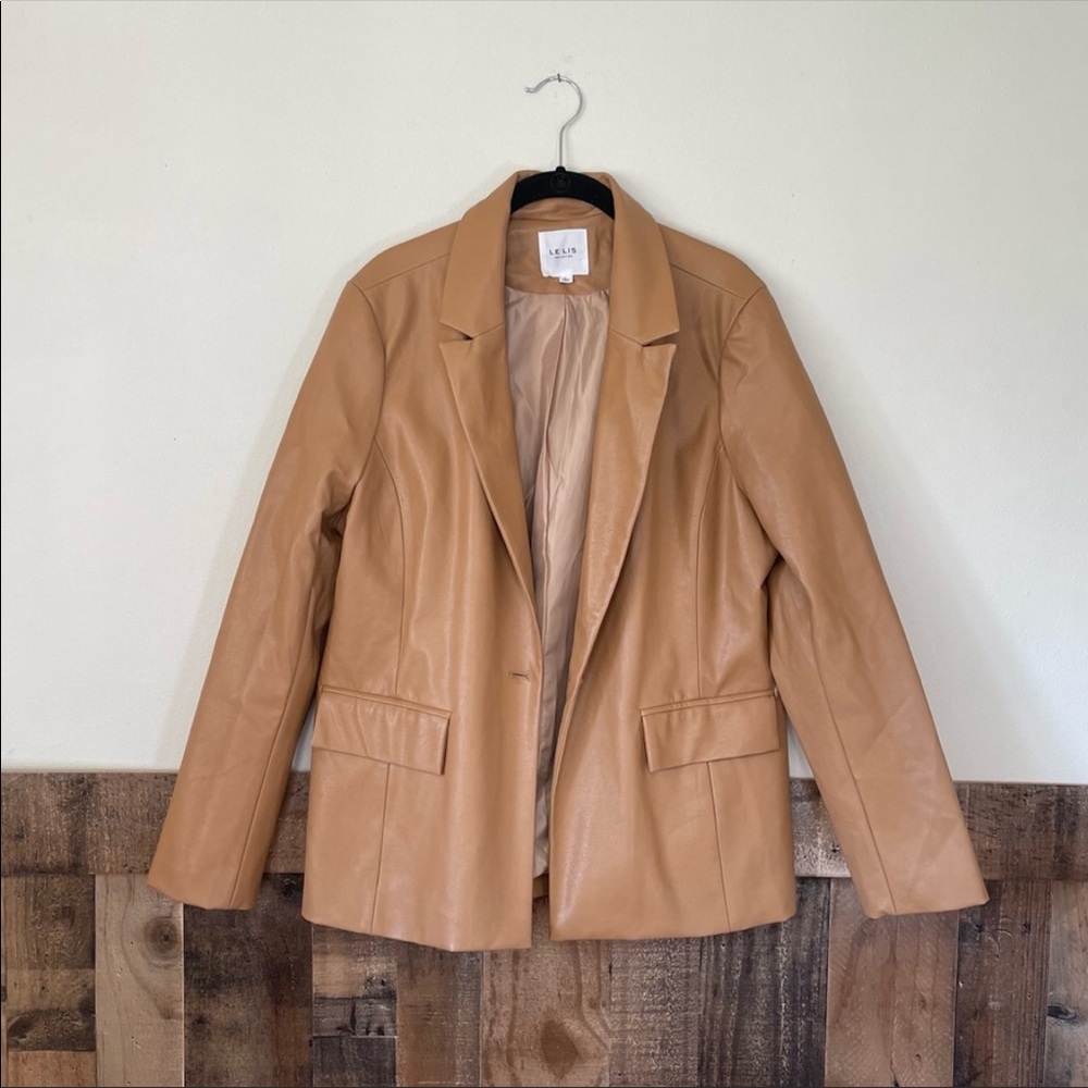 Brown leather jacket from LEILIS!